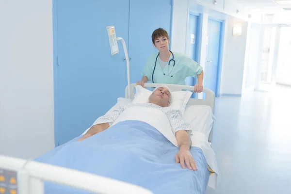 Infirmière transférant le patient à la salle de réveil — Photo