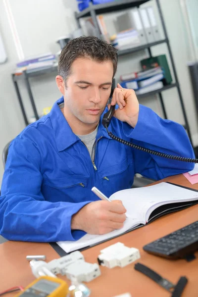 Constructor escribiendo en su agenda — Foto de Stock