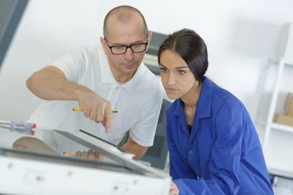 Aprendiz femenina con el profesor —  Fotos de Stock