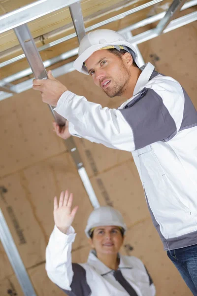 Aider à installer le cadre métallique pour le plafond — Photo