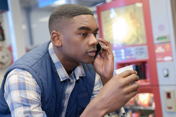 Afroamerikanska manliga arbetstagare att ha Kaffepaus på kontoret — Stockfoto