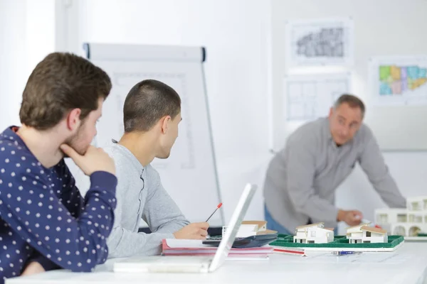 Schüler in der Klasse und Schüler — Stockfoto