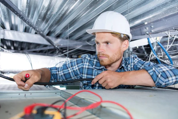 Elektricien Hiermee stelt u de lamp aan het plafond — Stockfoto