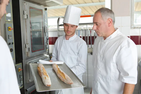 Baker a asistent výroby chleba — Stock fotografie