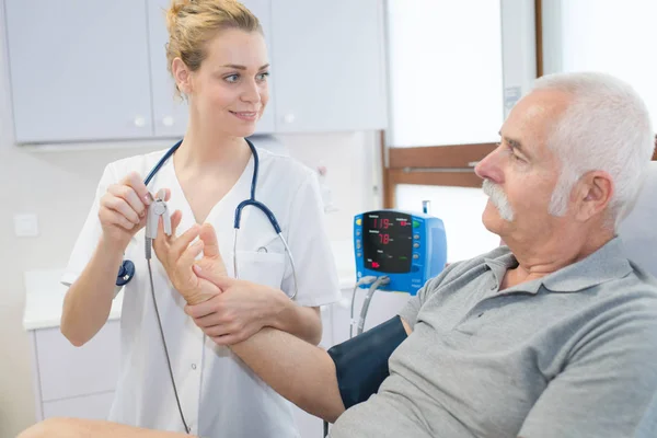 Ärztin berät Seniorin — Stockfoto