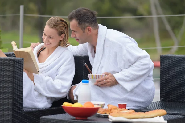 Pareja casada disfrutando del desayuno en la terraza del hotel — Foto de Stock