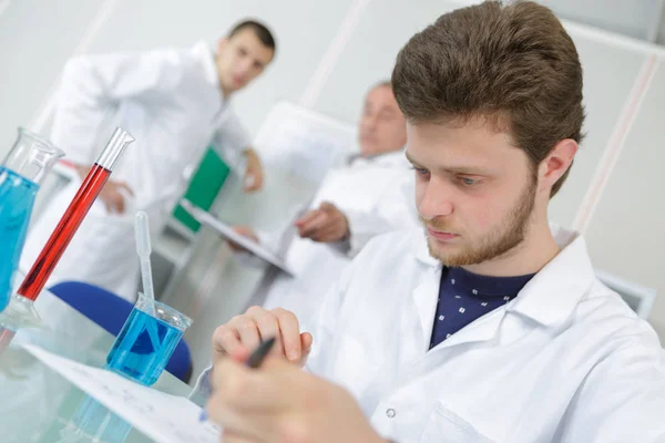 Joven científico o estudiante de posgrado en el laboratorio — Foto de Stock