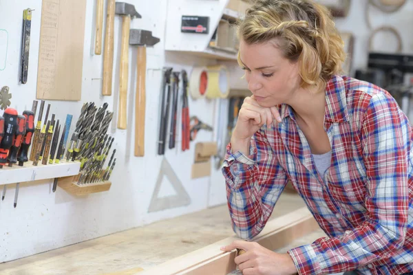 Inactive woman sat at workbench — Stock Photo, Image