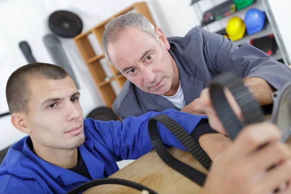 Jeune travailleur tenant une ceinture en caoutchouc — Photo