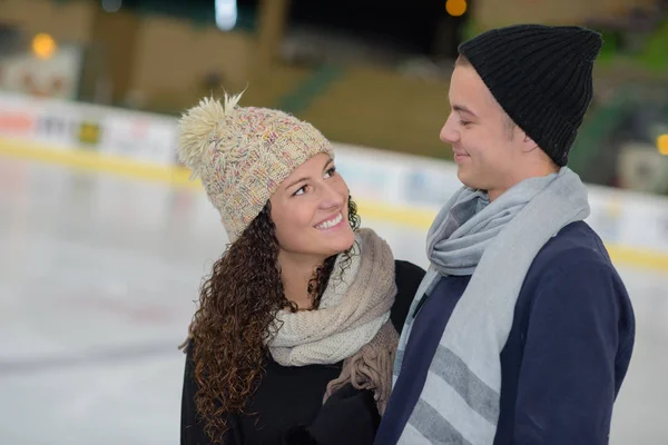 Casal em uma pista de gelo — Fotografia de Stock