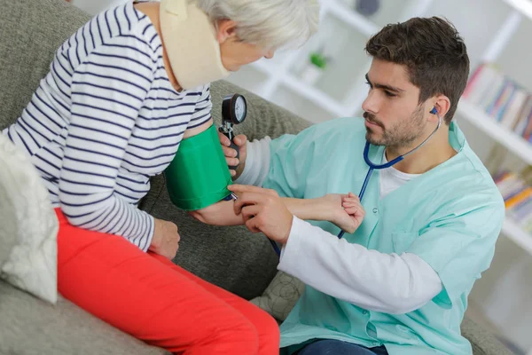 血圧チェックを持つ高齢者女性 — ストック写真