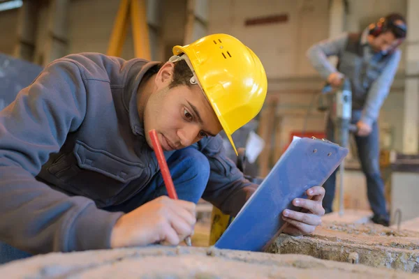 Uomo che lavora in un cantiere — Foto Stock