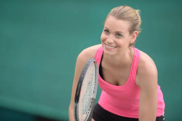 Genç kadın tenisçi Tenis Kortu üzerinde duruldu — Stok fotoğraf