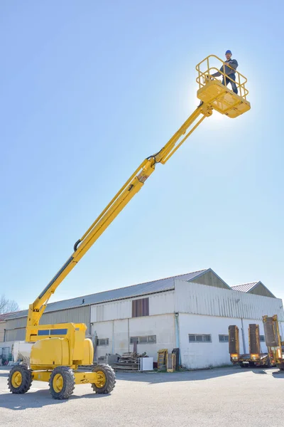 Geel buiten kraan en kraan — Stockfoto