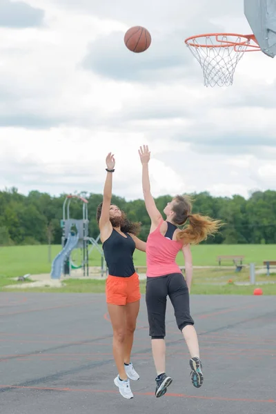 Jugar al baloncesto al aire libre y juego — Foto de Stock