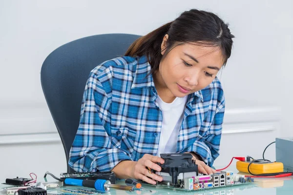 Mulher trabalhando em componentes eletrônicos — Fotografia de Stock