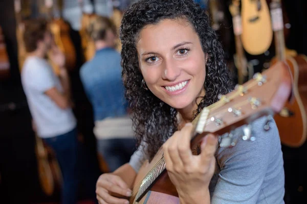 Posando enquanto segura uma guitarra — Fotografia de Stock