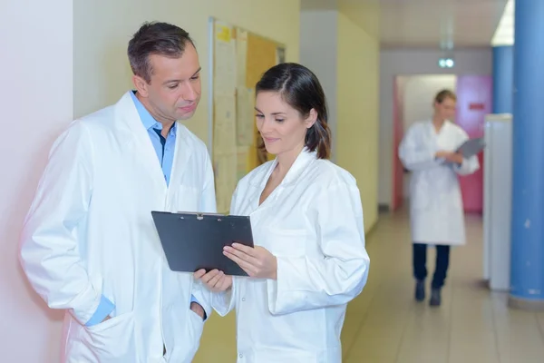 Personale medico in corridoio sembra soddisfatto — Foto Stock