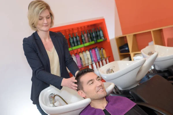 Mojar el cabello de los clientes — Foto de Stock