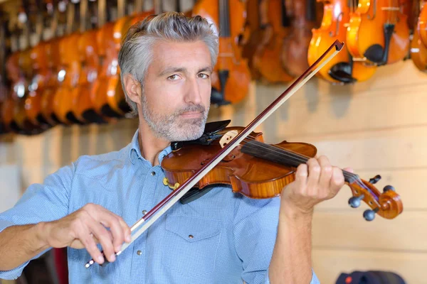 Fabricante de violines mientras prueba los violines en su laboratorio —  Fotos de Stock