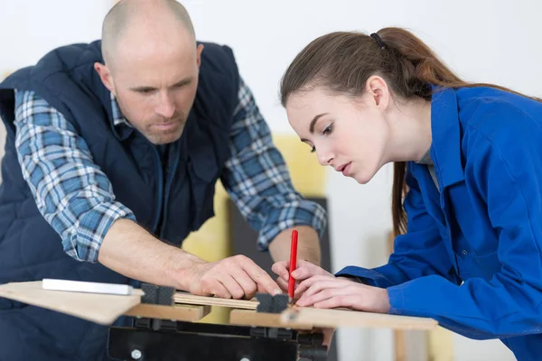 Handwerkerin macht Position mit Bleistift — Stockfoto