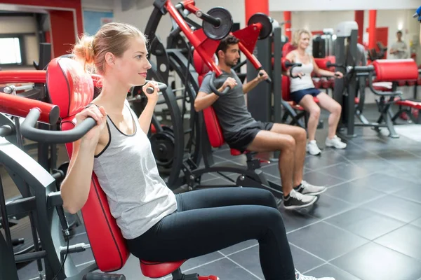 Pessoas fitness no ginásio — Fotografia de Stock