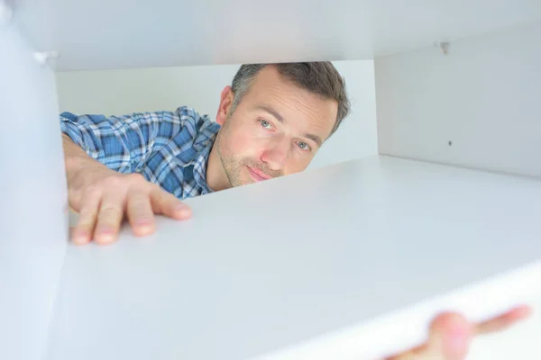 Homem abrindo e olhando para a caixa — Fotografia de Stock