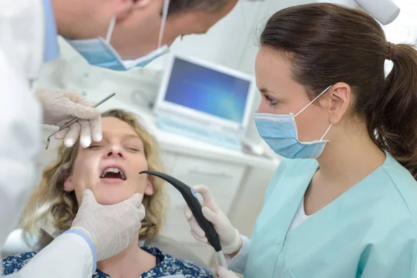 Dentista paziente e assistente in studio di una clinica dentistica — Foto Stock