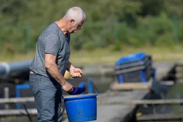 Mann arbeitet auf einer Fischfarm — Stockfoto