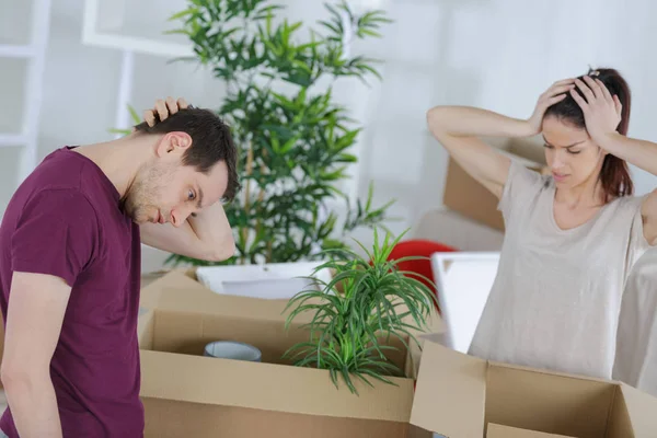 Couple stressé préparant des boîtes pour déménager — Photo
