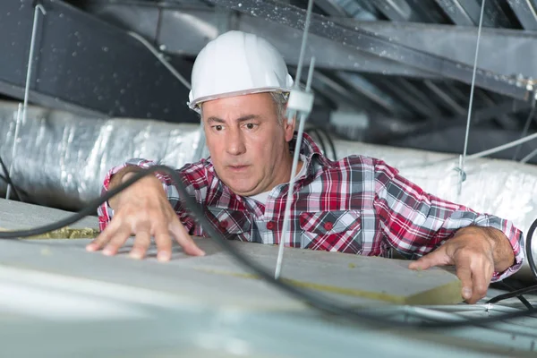 Plasterer putting insulation on the ceiling — Stock Photo, Image
