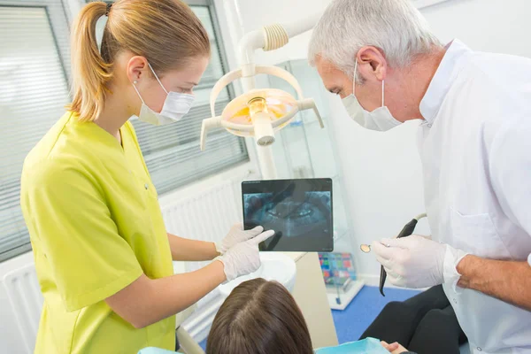 Πολυάσχολος οδοντίατρος με ασθενή — Φωτογραφία Αρχείου