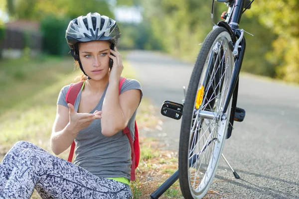 Biker resting to make a call — Stock Photo, Image