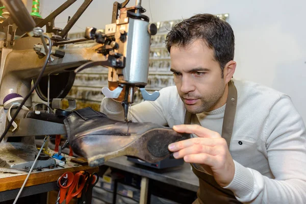 Macho especialista fijación tacón grifos de zapatos en la máquina —  Fotos de Stock