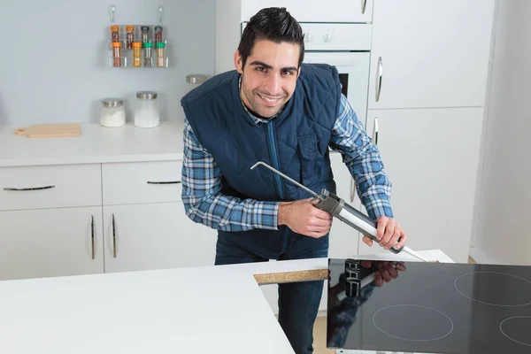 Homem desmontando uma placa de fogão — Fotografia de Stock