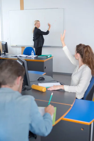 Alunos em sala de aula e professor — Fotografia de Stock