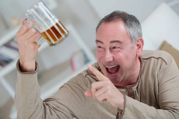 Homme ivre heureux avec un verre de bière — Photo