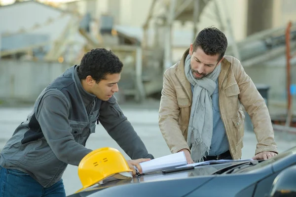 Dva dělníci před instalací stavebních — Stock fotografie