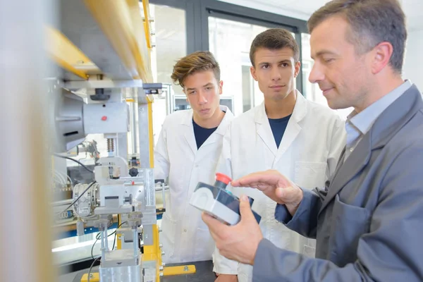 Die jungen Roboteringenieure — Stockfoto