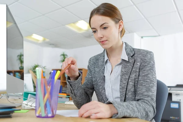 Junge Frau schreibt Notizen auf — Stockfoto