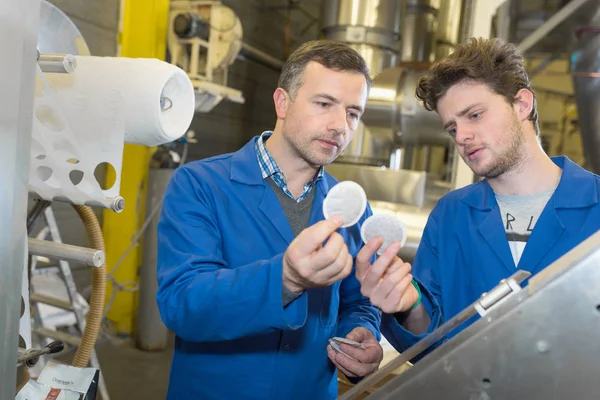 Equipo de ingenieros discutiendo en fábrica —  Fotos de Stock