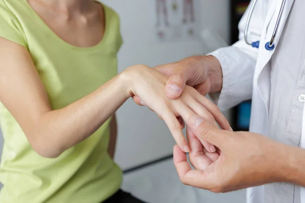 Nahaufnahme einer Physiotherapeutin, die Handfläche einer Frau massiert — Stockfoto