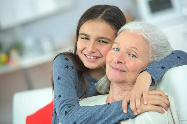 Bonne grand-mère et petite-fille — Photo