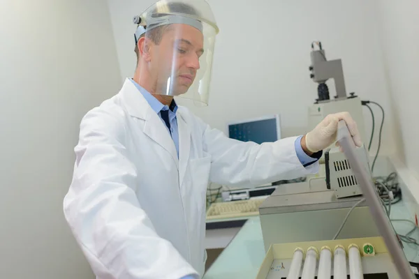 Handsome scientist doing reserches with state of the art machines — Stock Photo, Image