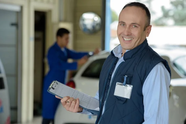 Sorridente mecânico supervisor e feliz — Fotografia de Stock