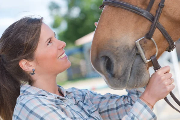 Retrato de cerca de la chica bonita y su querido amigo caballo —  Fotos de Stock