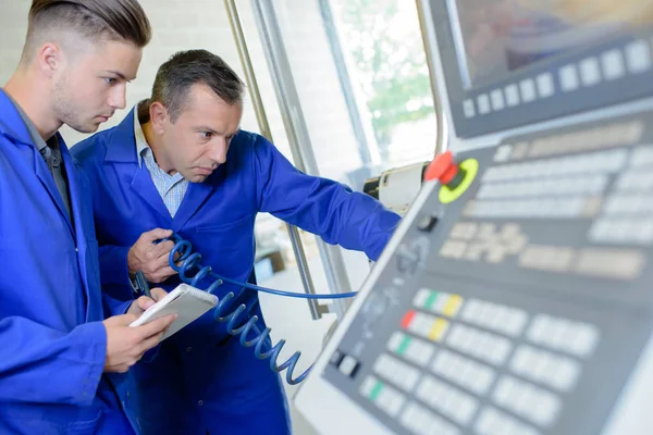 Zwei Männer mit aufgewickeltem Rohr starren gespannt — Stockfoto