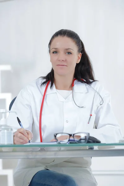 Retrato de la doctora en el hospital — Foto de Stock