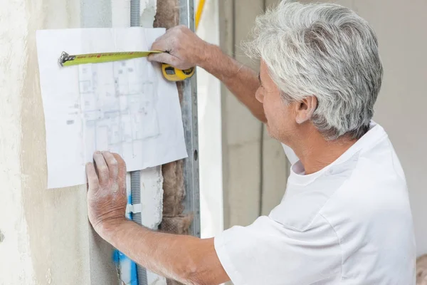 DIY förbättring och man — Stockfoto