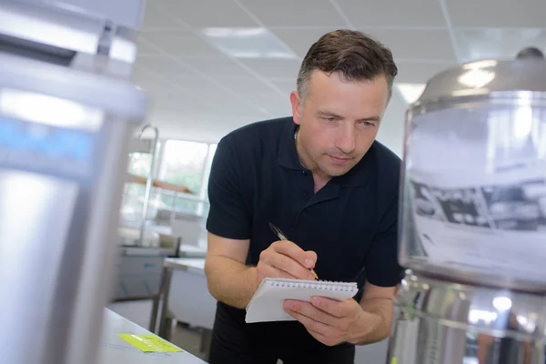 Attraktiv ung kille arbetar på hans kontor — Stockfoto